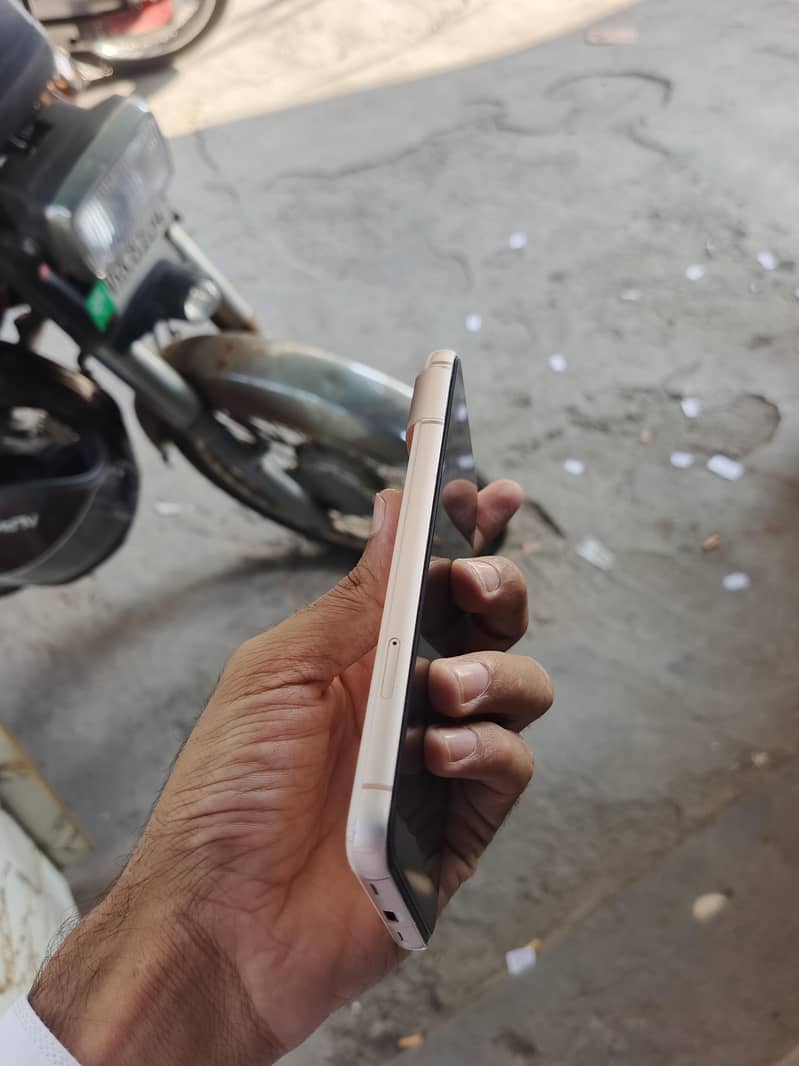 Google Pixel 8 4