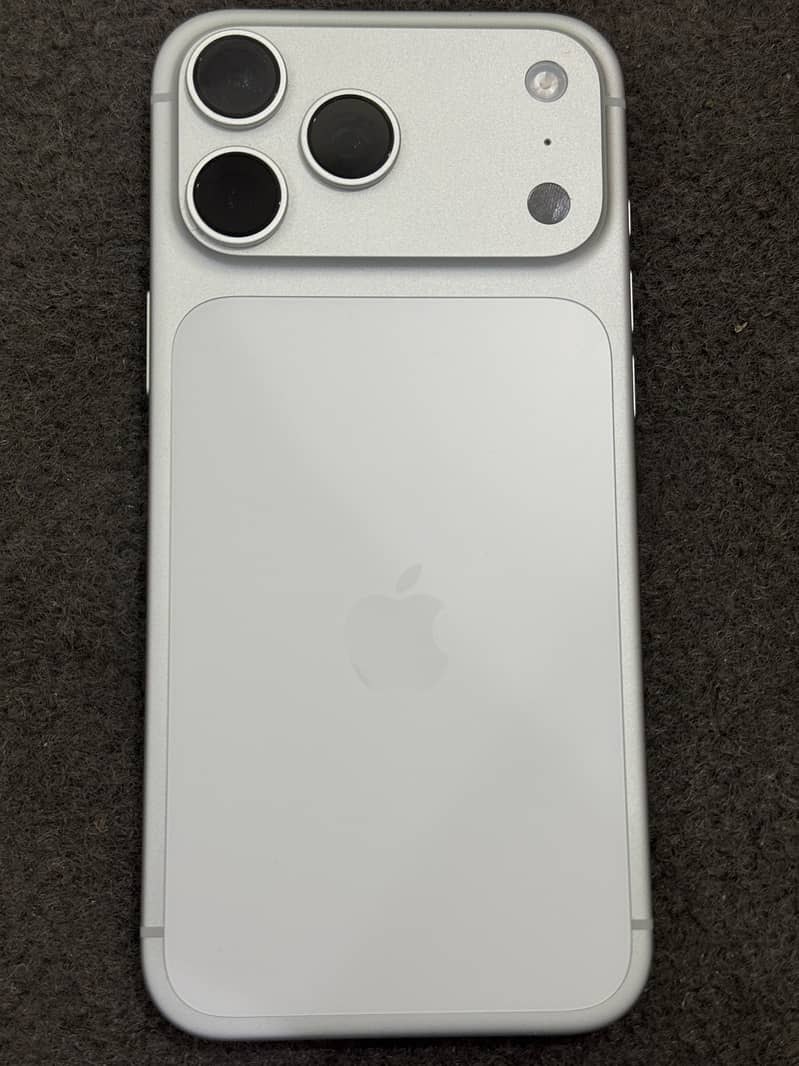 Apple iPhone 17 Pro Max 1