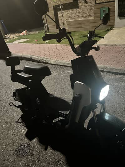 Evee mito plus Scooty