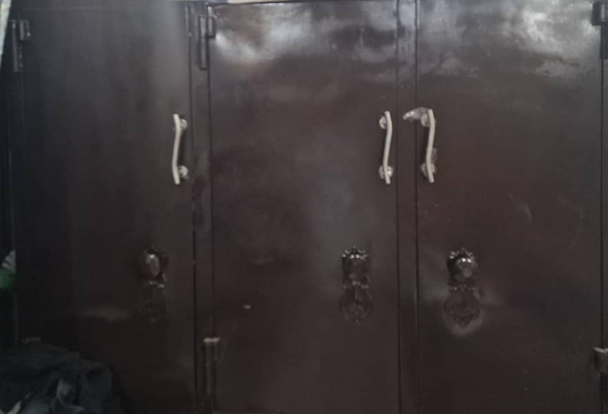3 door wardrobe 0