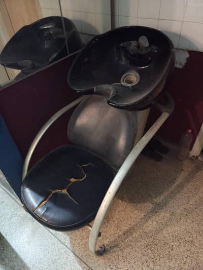SALON SHAMPOO CHAIR WITH ATTACHED WASH BASIN.