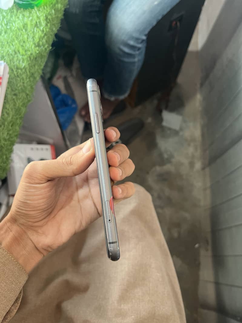 Apple iPhone 11 4