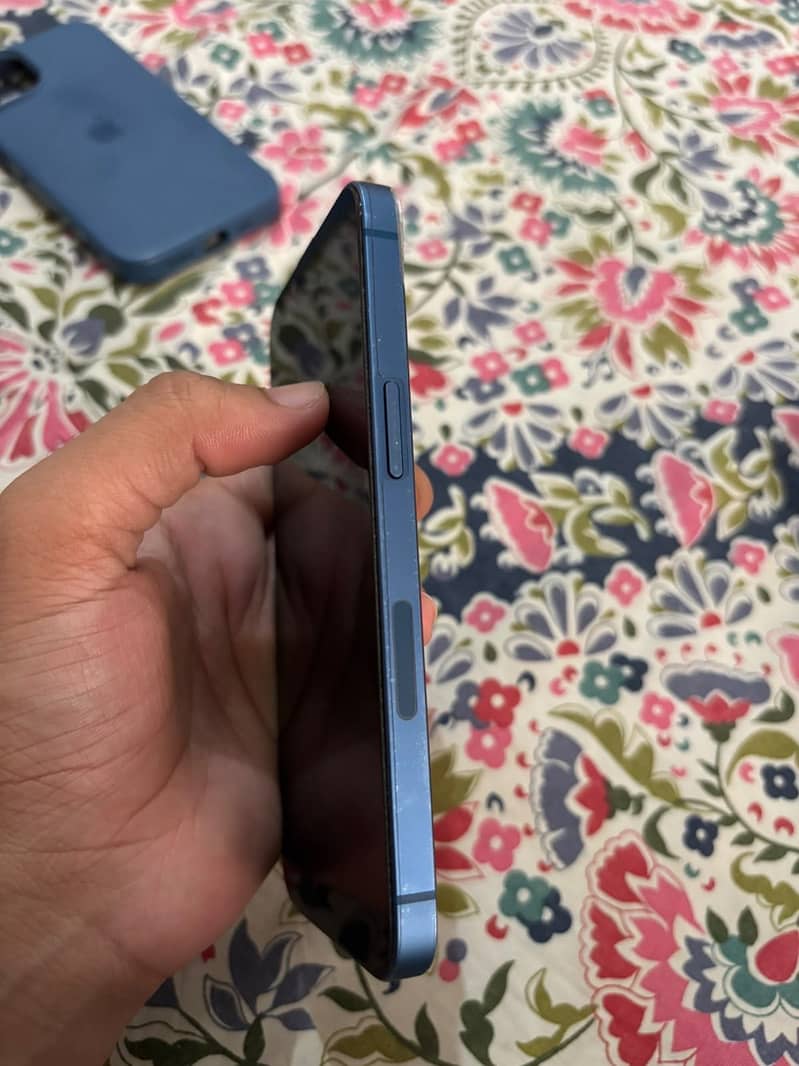Apple iPhone 13 4