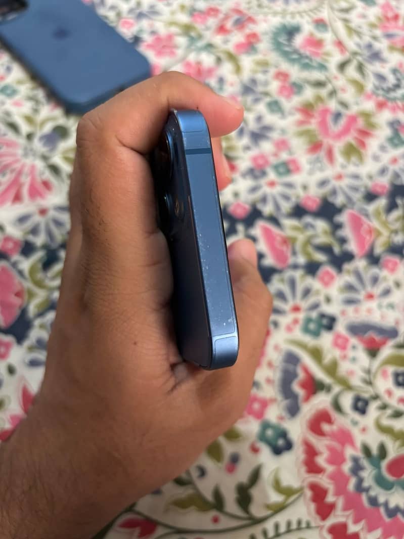 Apple iPhone 13 5