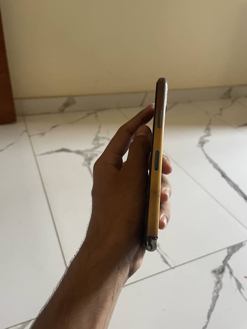 Apple iPhone 11 Pro 4