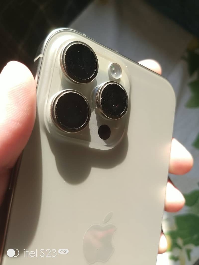 Apple iPhone 16 Pro max 1