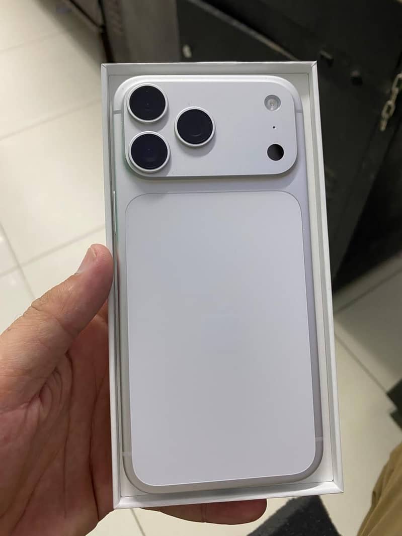 Apple iPhone 17 Pro Max SILVER 0
