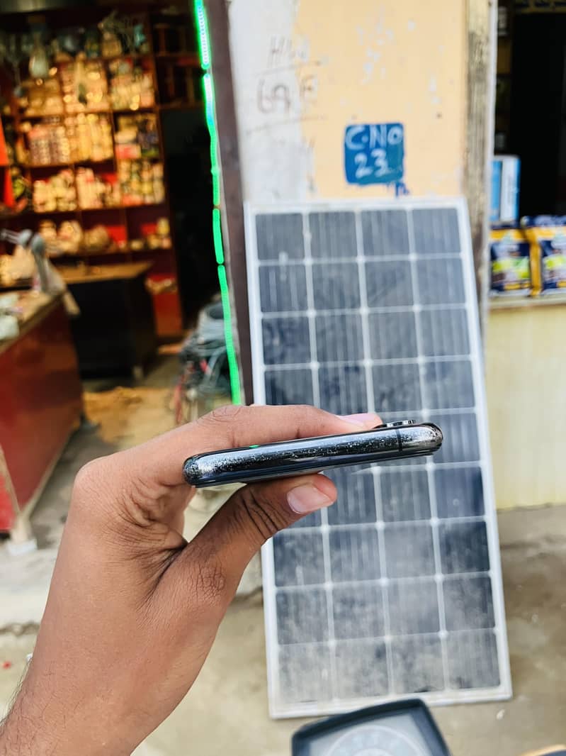 Apple iPhone XS 4