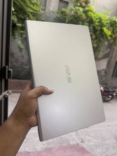 Asus vevobook 14|i3-10th |8gb 256 ssd |lightweight type c shrp display