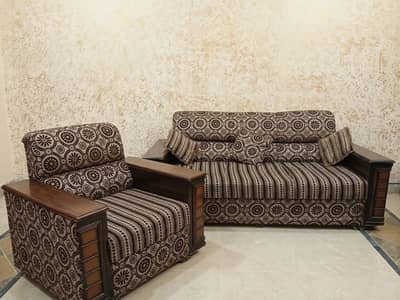 Beautiful 5-Seater Sofa Set with Cushions