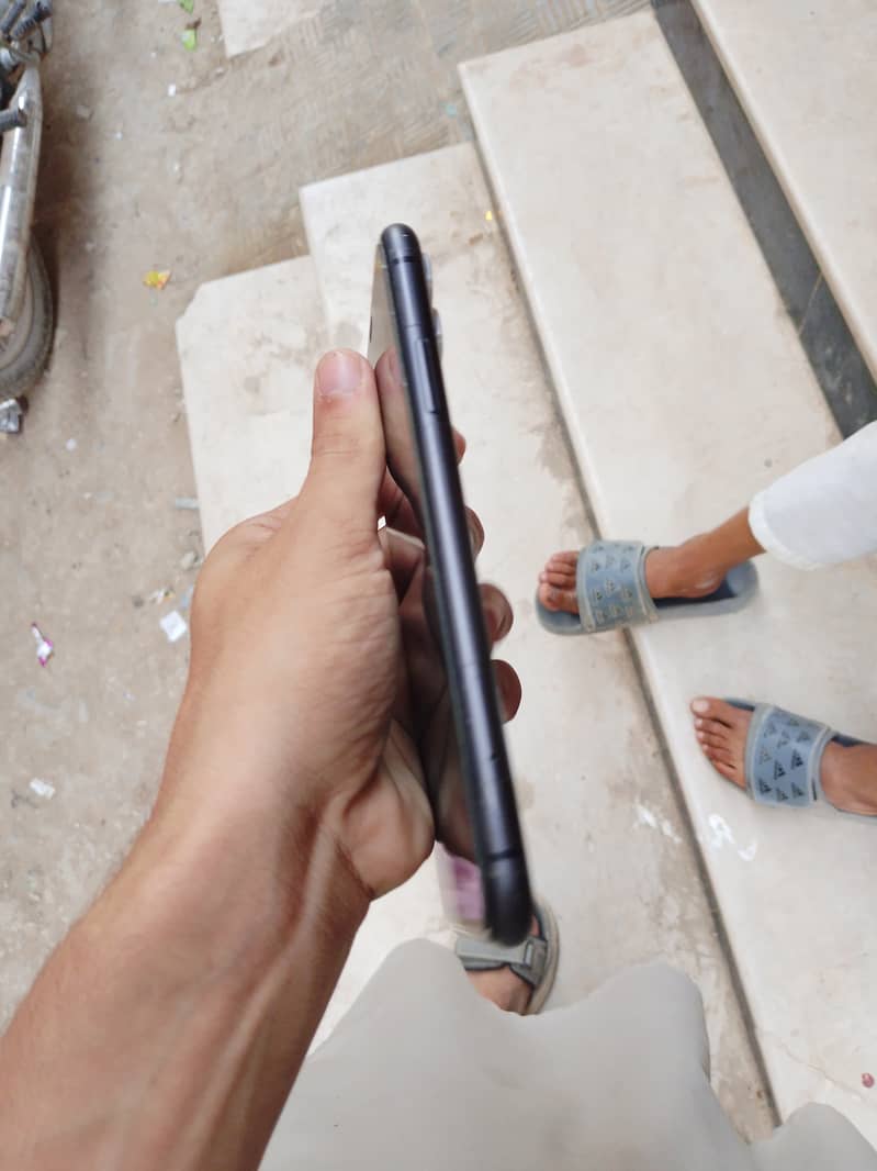Apple iPhone 11 4