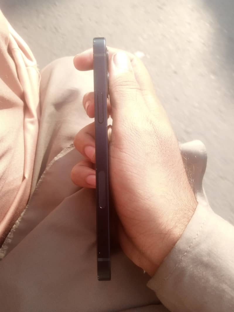 Apple iPhone 12 4