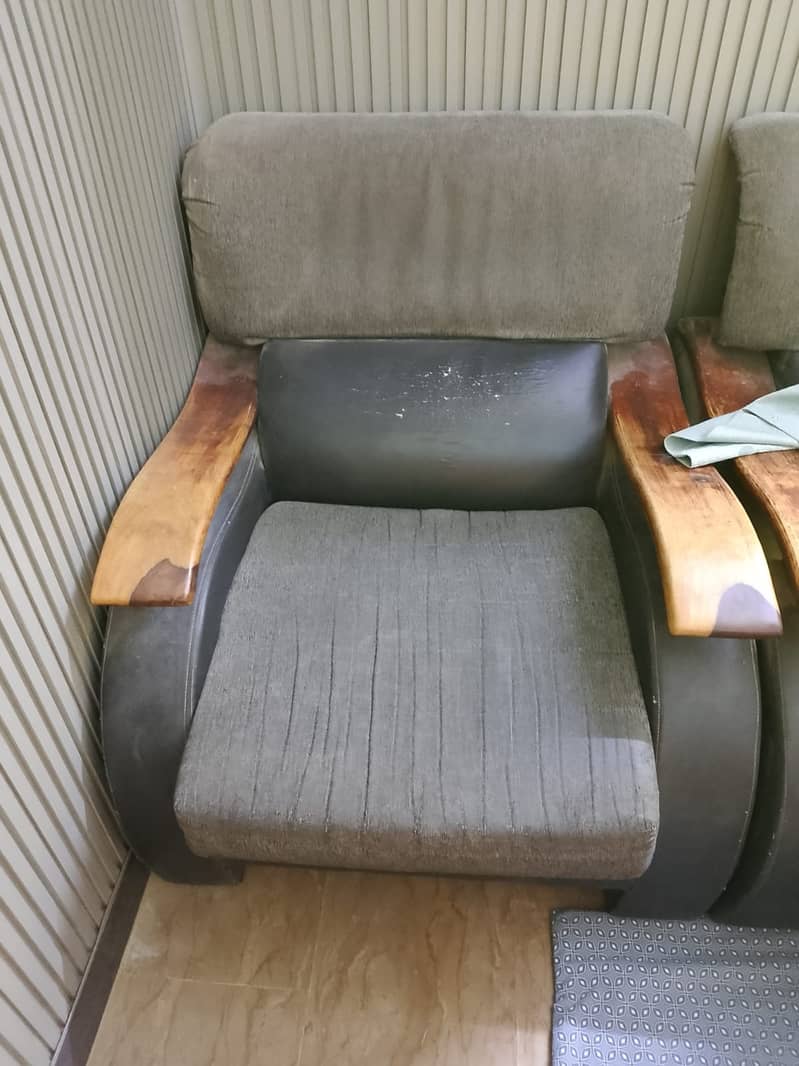 Beautiful sofa set ( average condition) 2