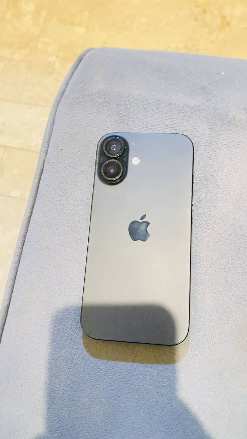 Apple iPhone 16 2