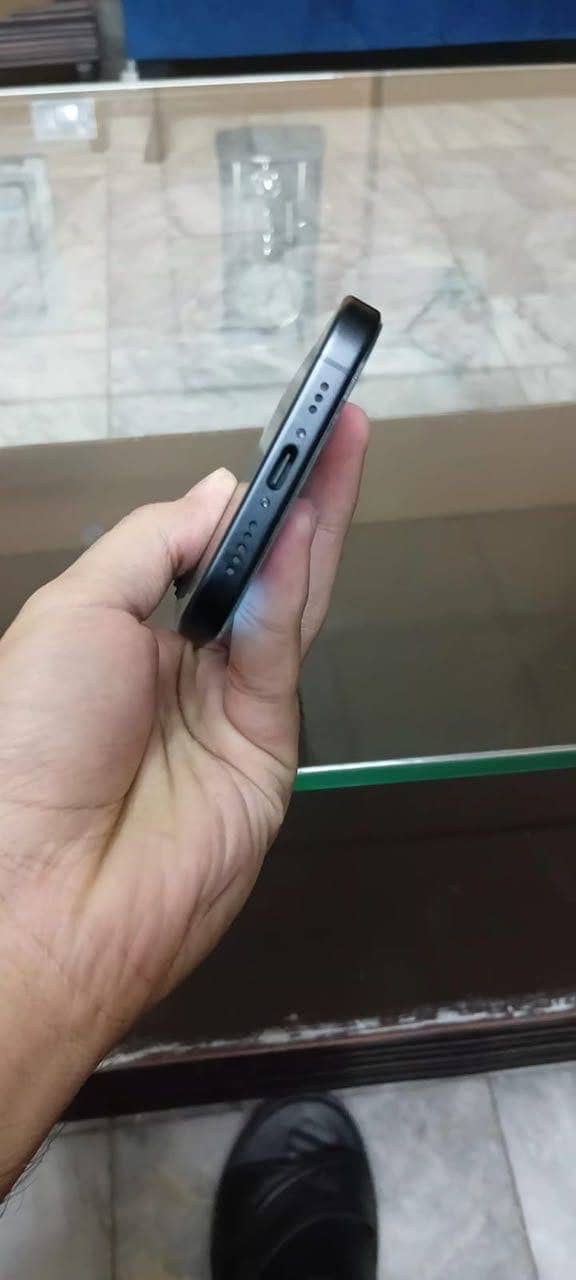 Apple iPhone 16 3