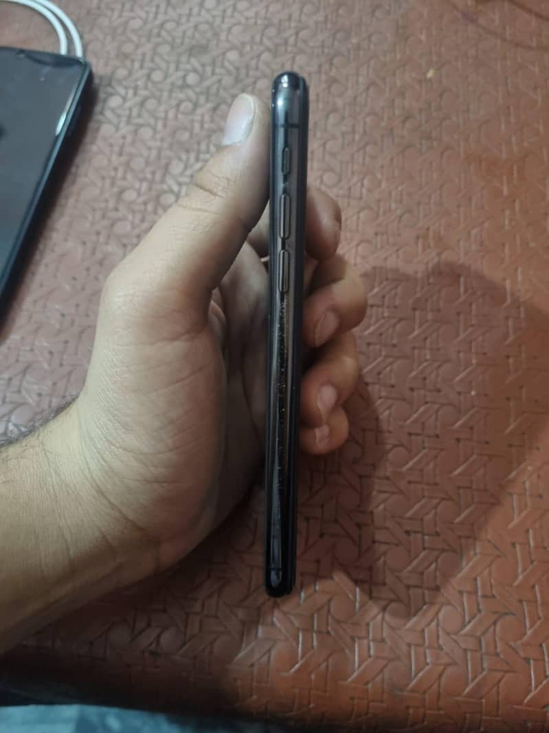 Apple iPhone X 4