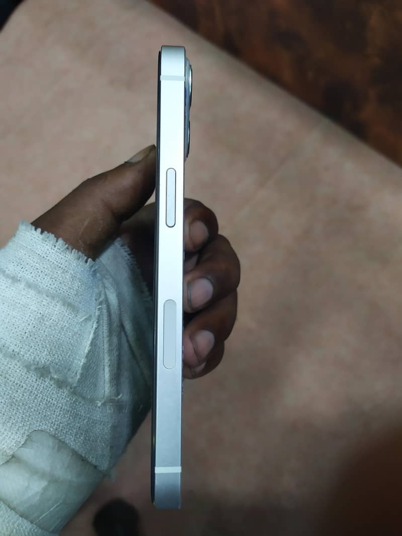 Apple iPhone 13 2