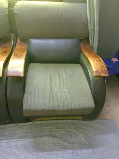 Beautiful sofa set ( average condition)