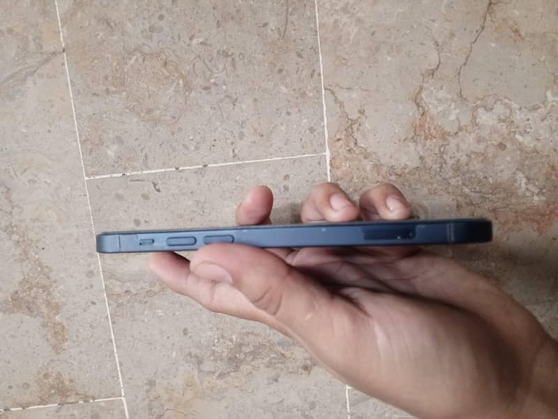 Apple iPhone 12 4