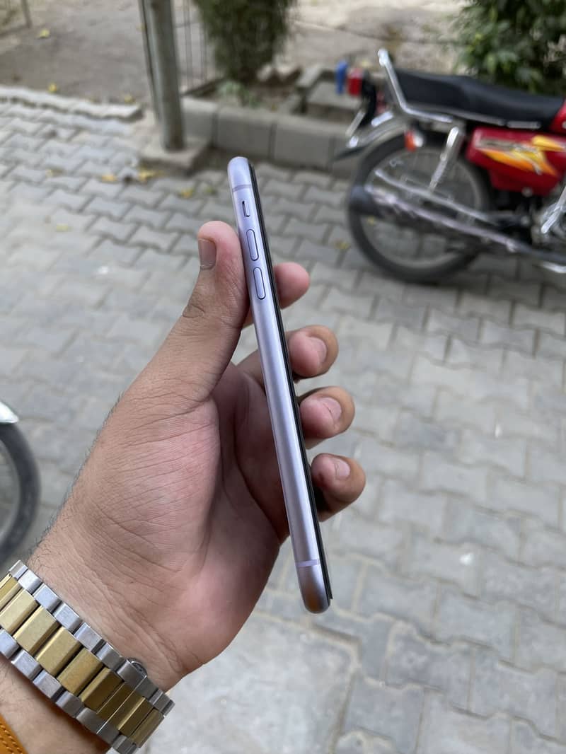 Apple iPhone 11 4