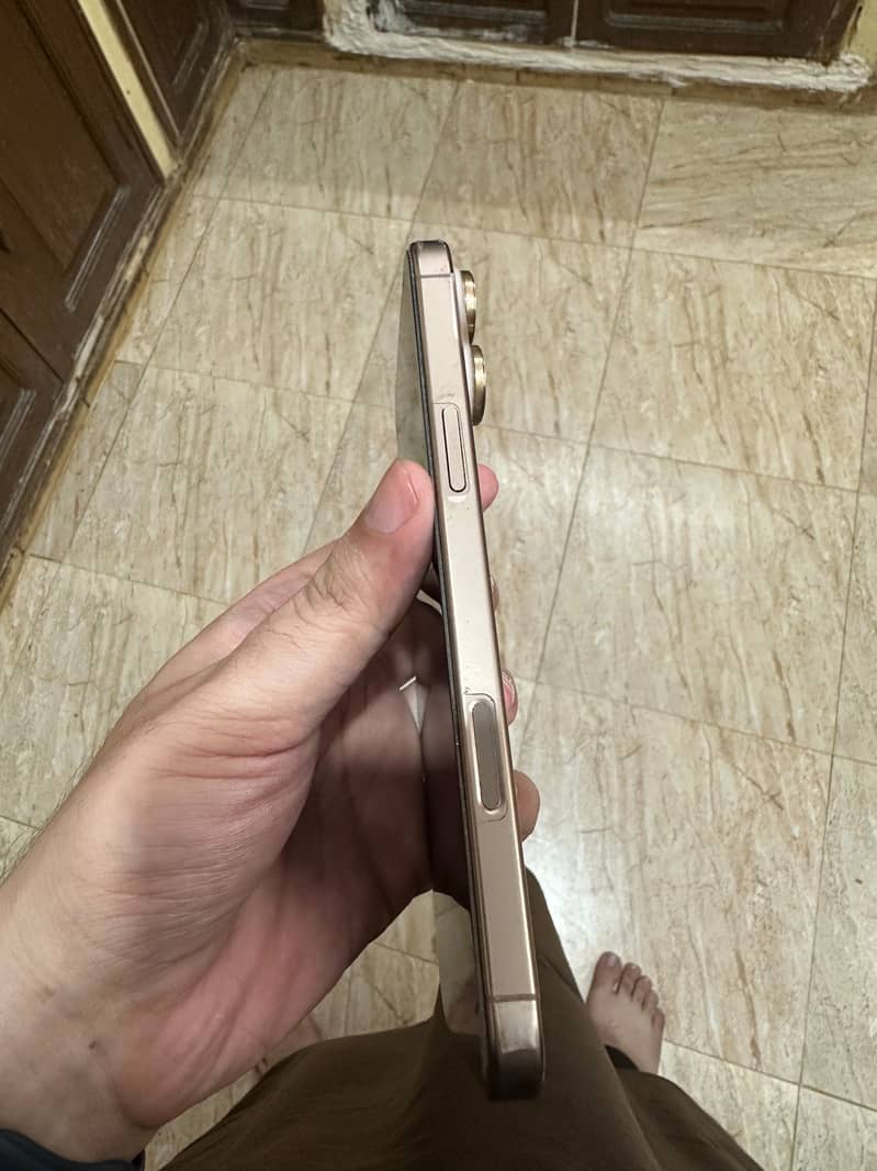 Apple iPhone 16 Pro Max 4