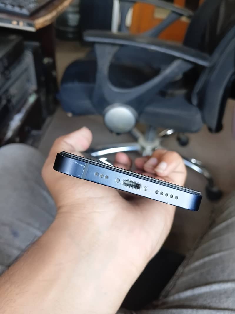 Apple iPhone 12 4