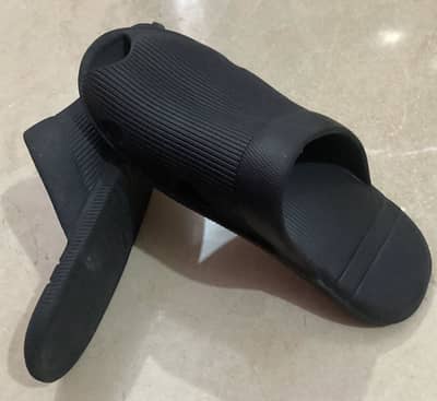 Stylish slippers in black Color