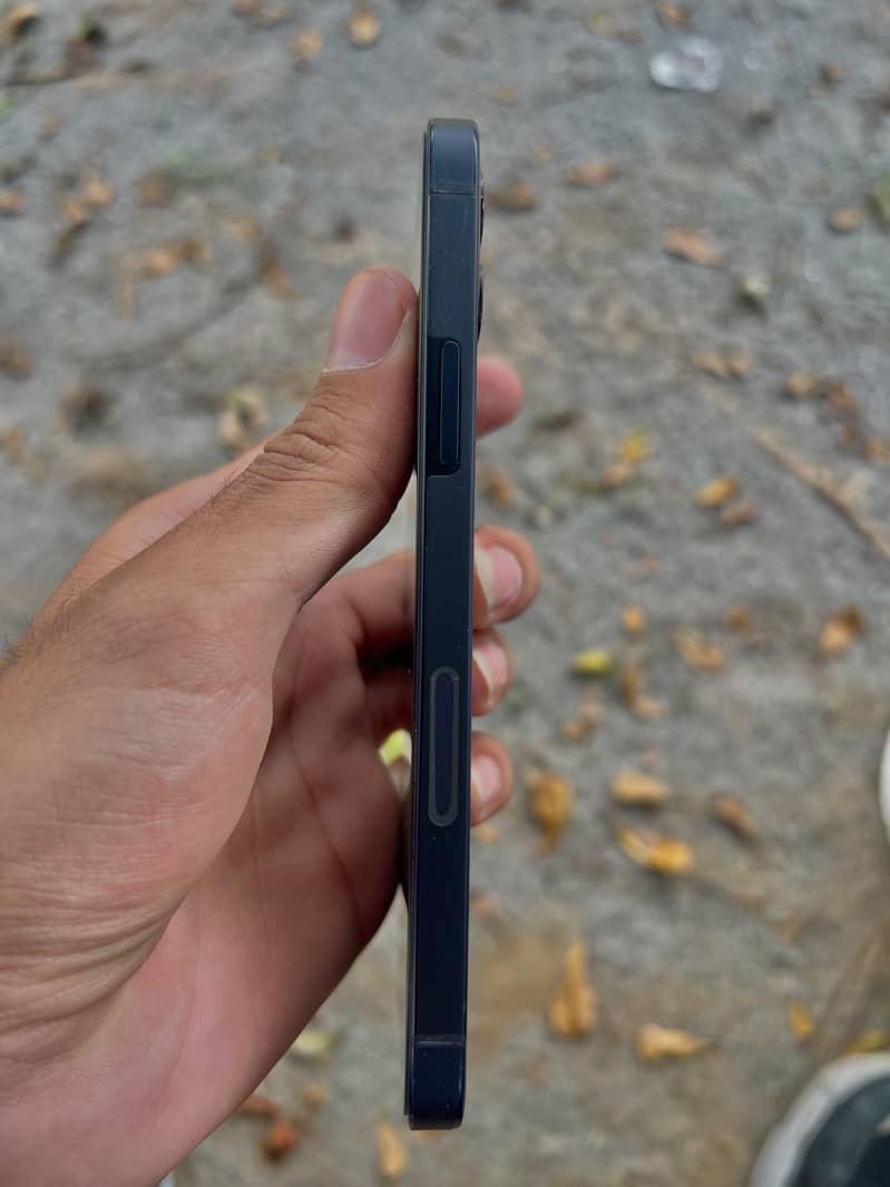 Apple iPhone 12 4