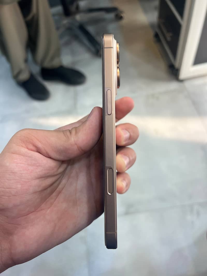 Apple iPhone 16 Pro Max 1