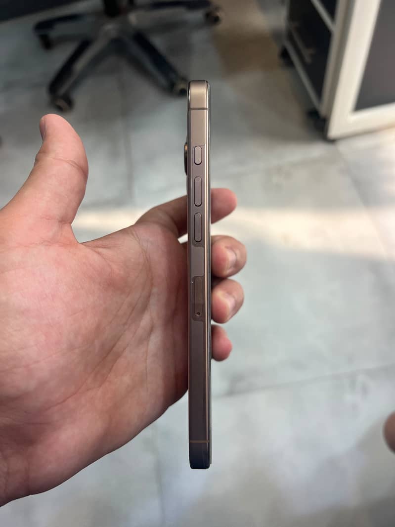 Apple iPhone 16 Pro Max 2