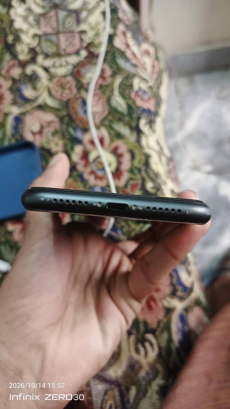 Apple iPhone 11 4