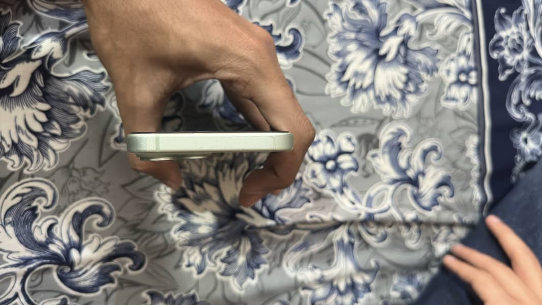 Apple iPhone 15 4