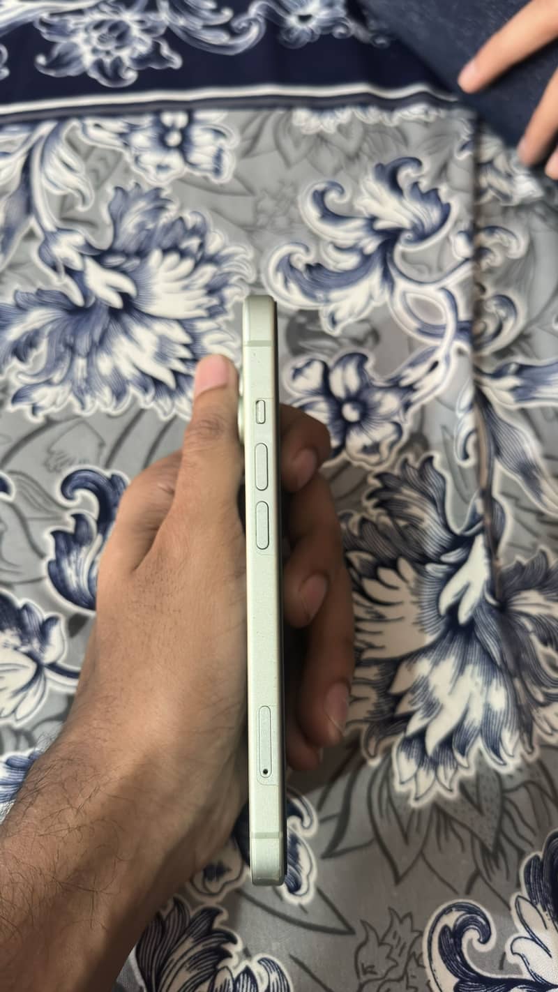 Apple iPhone 15 6