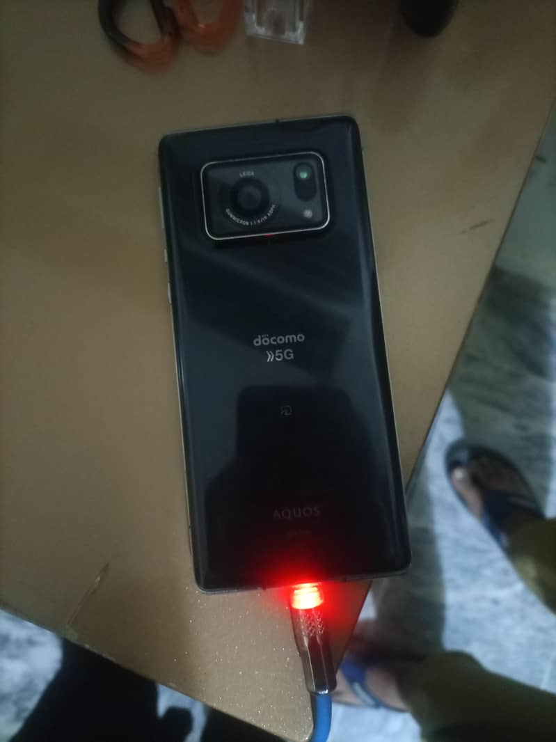 Sharp Aquos Zero6 1