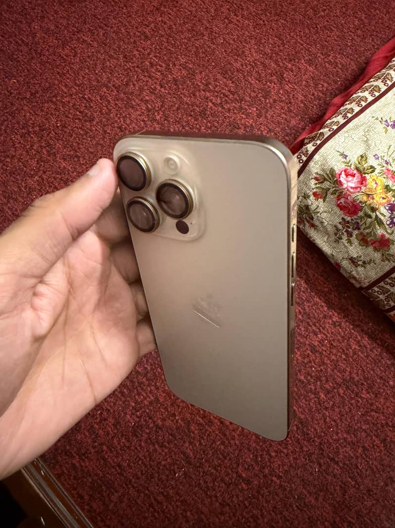 Apple iPhone 16 Pro Max 0