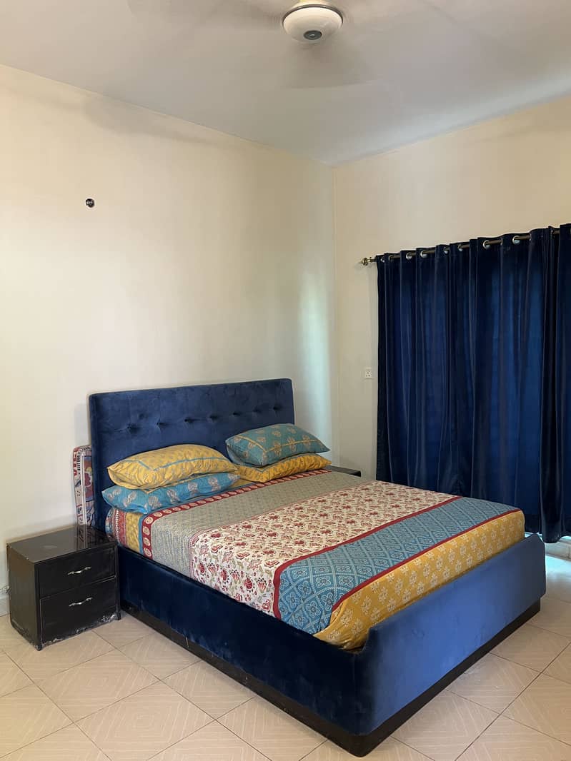 Bed with side tables 0