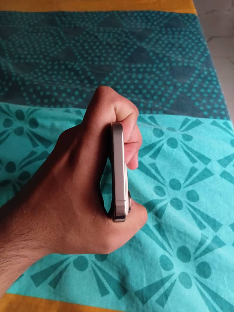 Apple iPhone 16 Pro jv 4