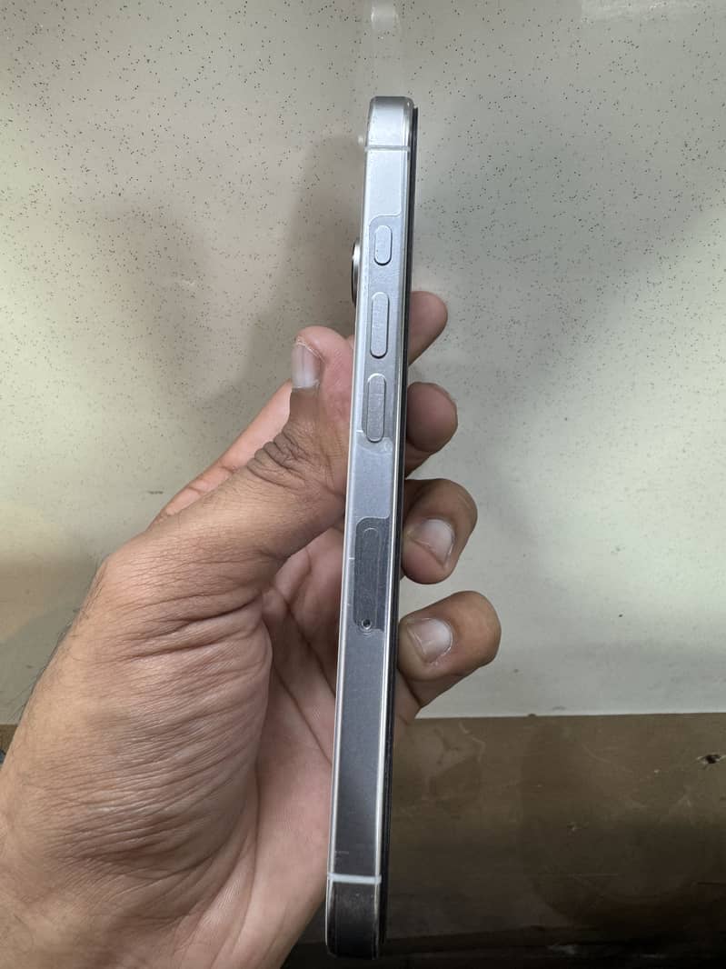 Apple iPhone 16 Pro 1