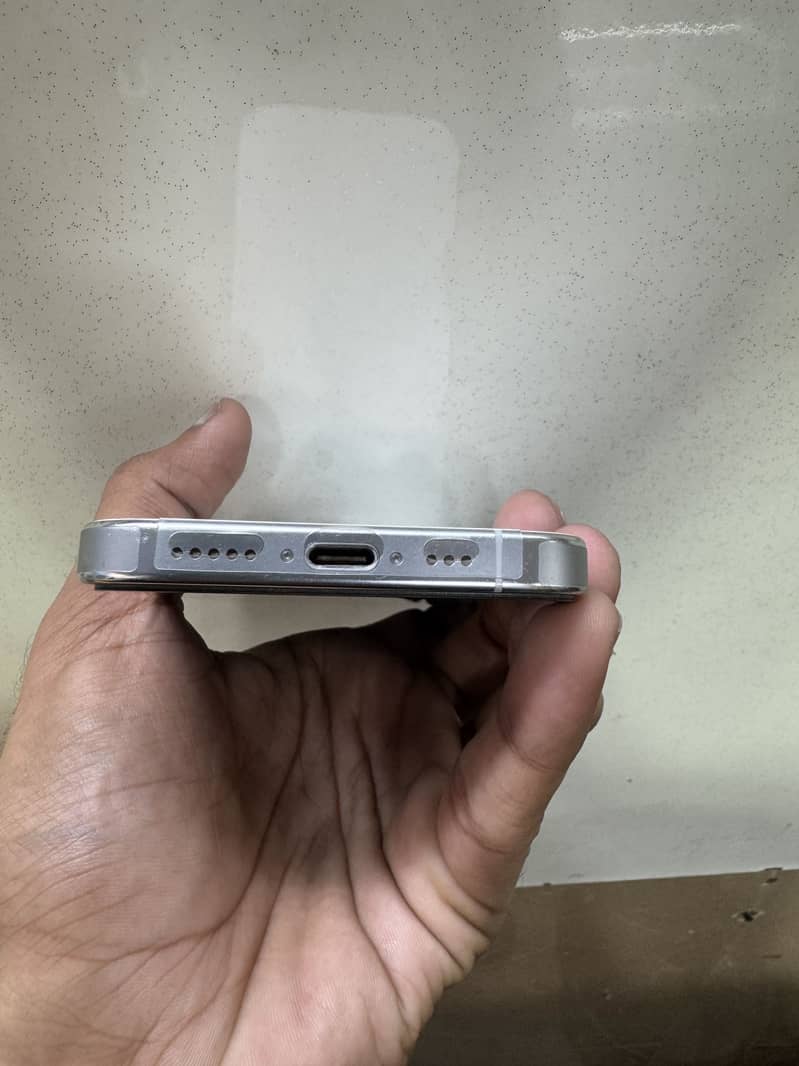 Apple iPhone 16 Pro 2