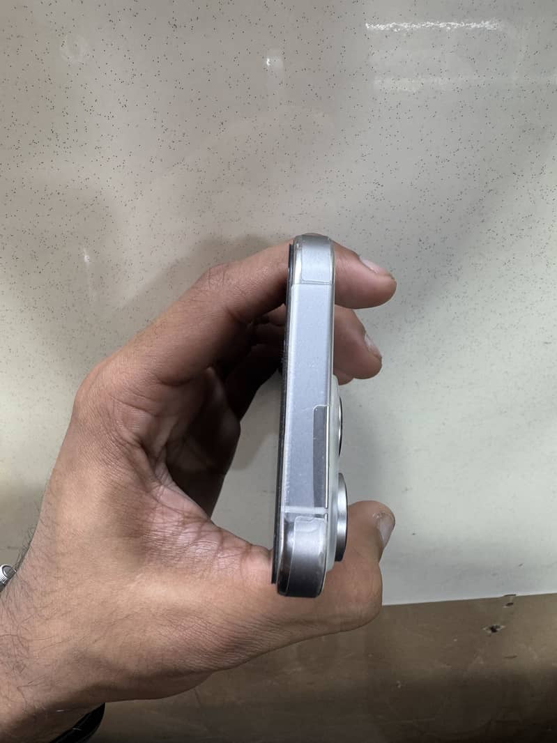Apple iPhone 16 Pro 3