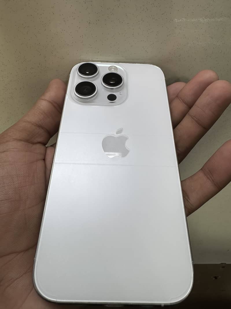 Apple iPhone 16 Pro 9