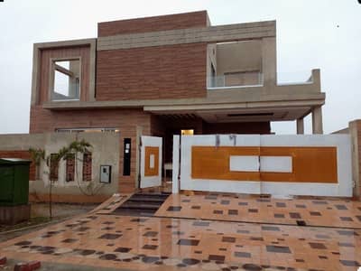 10 MARLA ELEGANT AND FULLY MAINTAINED SUPER HOT LOCATED USED BUNGALOW IS AVAILABLE IN THE BEST BLOCK OF DHA LAHORE.