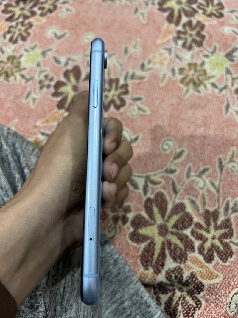Apple iPhone XR 7