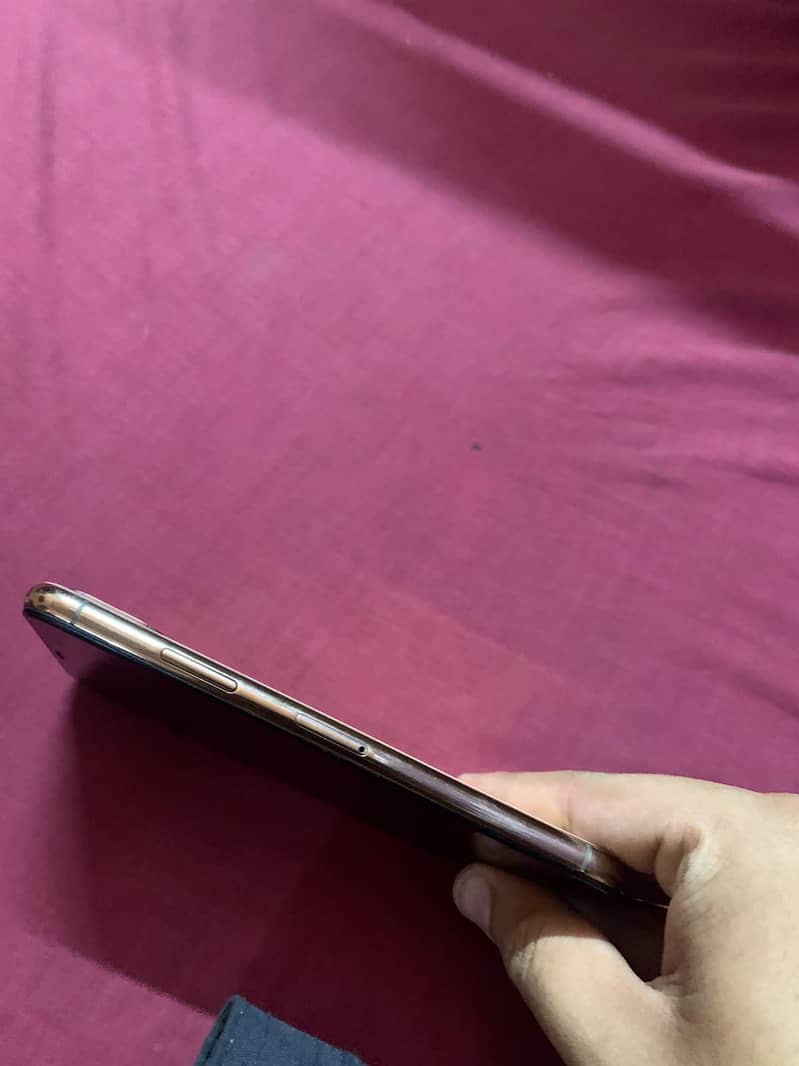 Apple iPhone XS 4