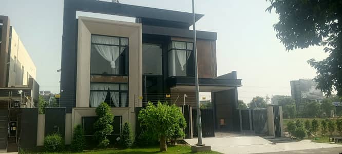 1 KANAL ELEGANT AND FULLY MAINTAINED MODERN BUNGALOW IS AVAILABLE IN THE BEST BLOCK OF DHA LAHORE.