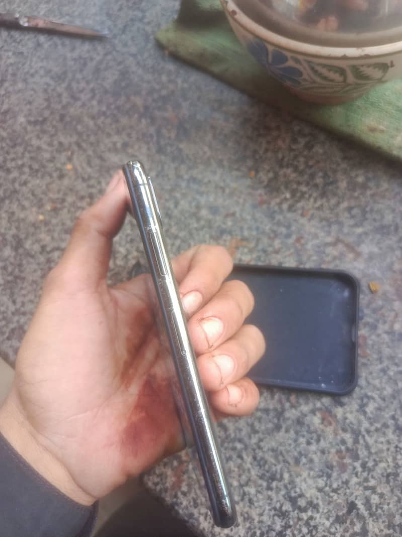 Apple iPhone X 4