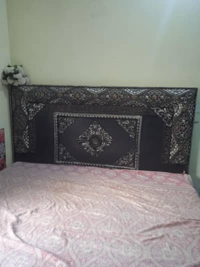 bht Acha bed or singhar table h all ok