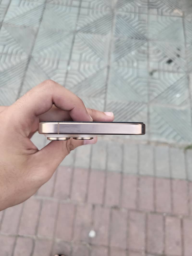 Apple iPhone 16 Pro Max 0
