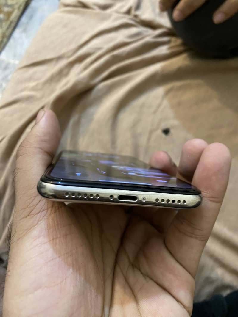 Apple iPhone X 4