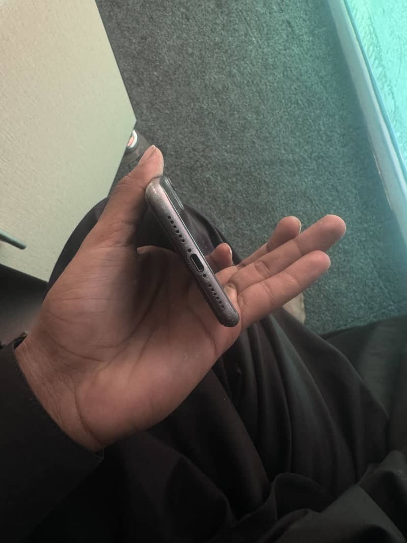 Apple iPhone 11 4